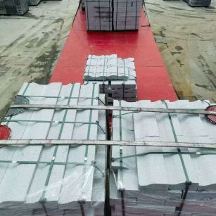 石嘴山 芝麻白仿形加直形路沿石出货日常