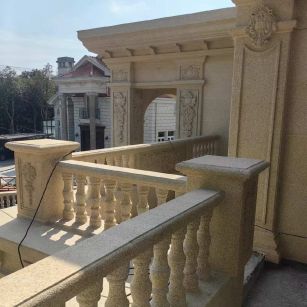 石嘴山 黄金麻别墅外墙干挂雕花配合阳台栏杆花瓶柱