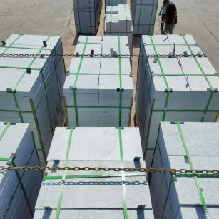 石嘴山 芝麻白花岗岩5公分地铺石 花岗岩厂家工厂装车日常