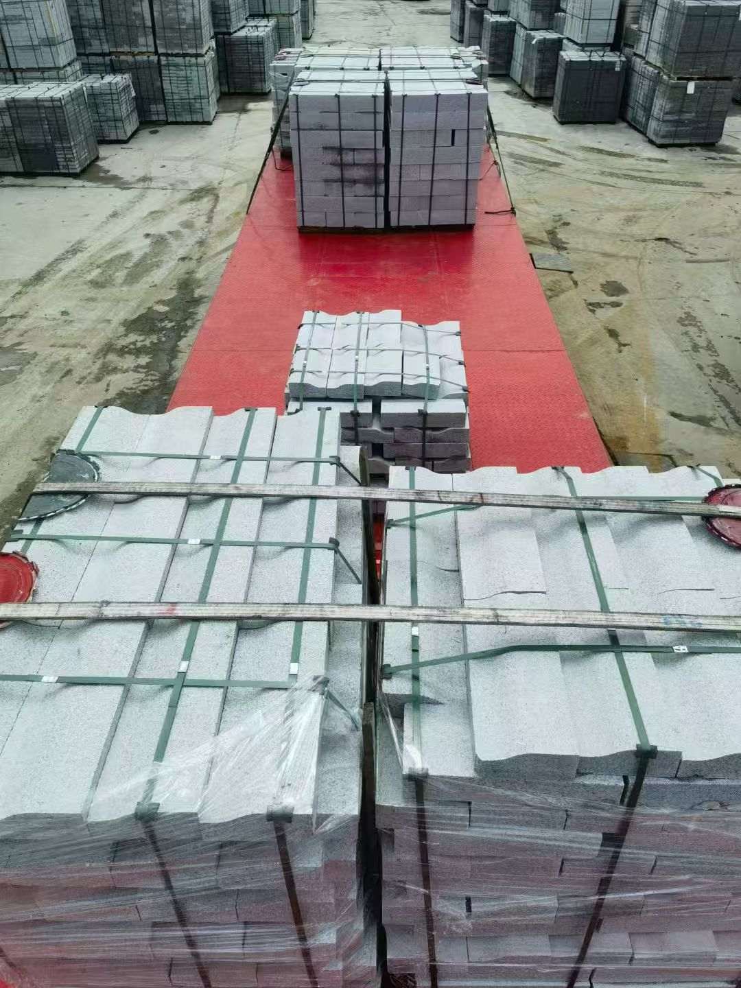 石嘴山 芝麻白仿形加直形路沿石出货日常