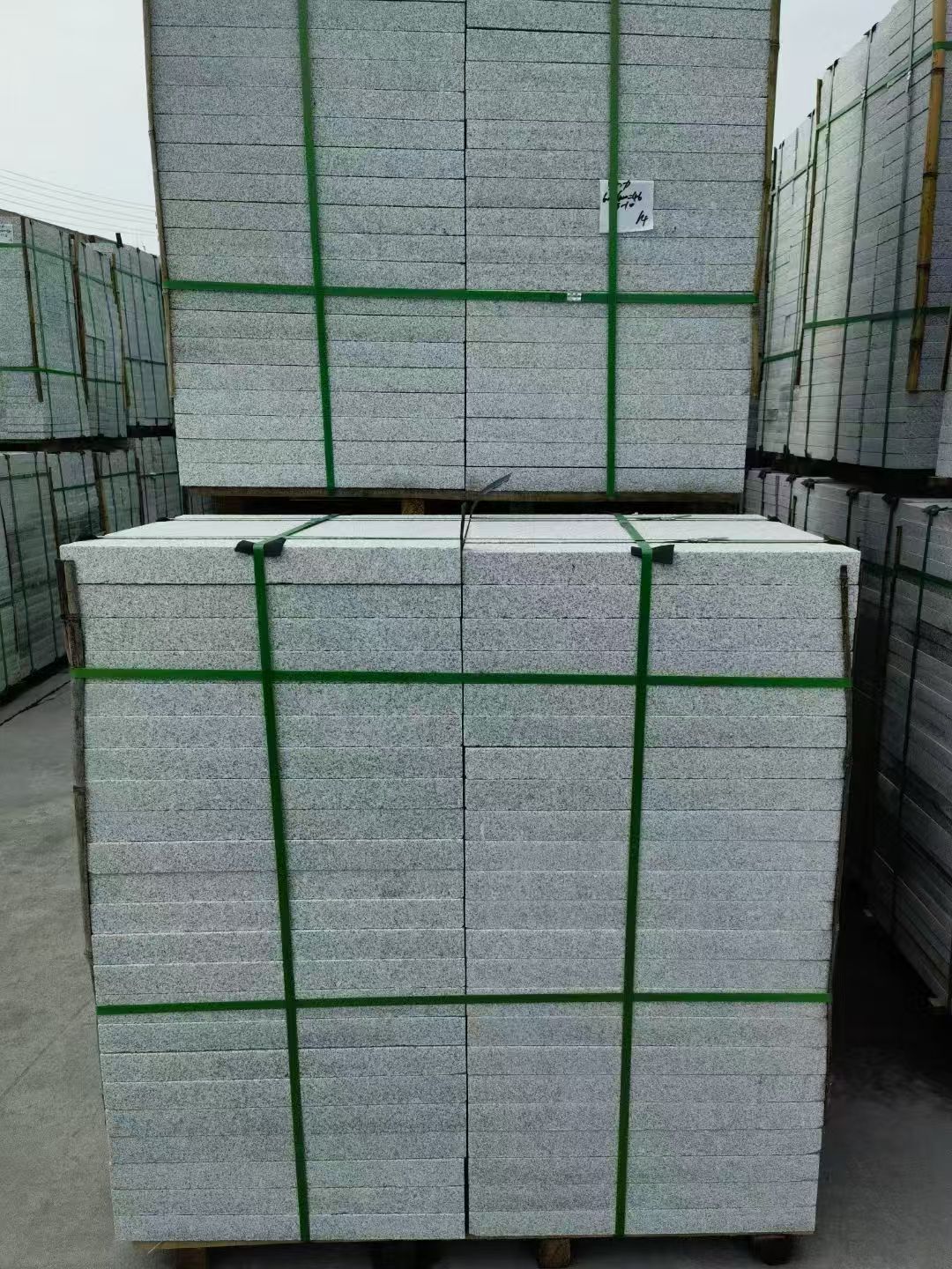 石嘴山 芝麻白火烧，园林广场市政工程地铺石，1.8~5.0厚均有现货