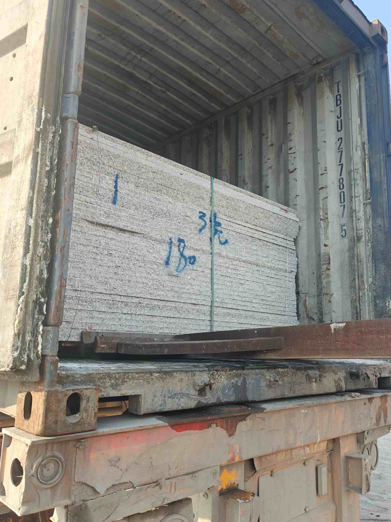 石嘴山 芝麻白花岗岩石材3.0公分光面毛板装柜出货