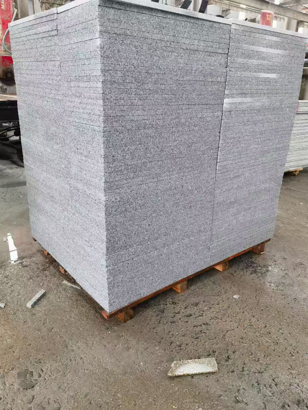 石嘴山 芝麻白火烧面1.8厚300*600地铺石，尺寸标准，厚薄均匀