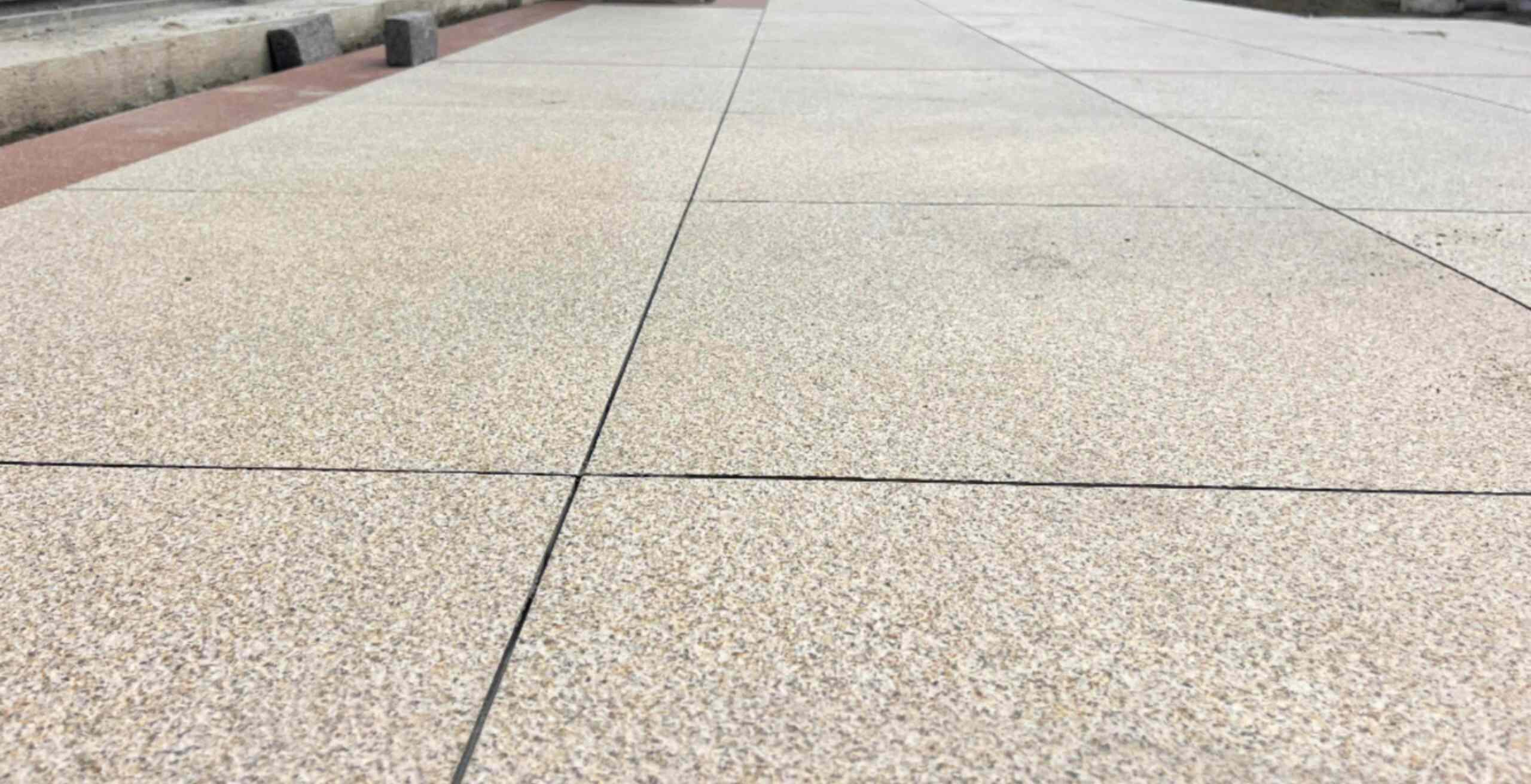 石嘴山 黄金麻花岗岩石板材荔枝面地面铺装效果