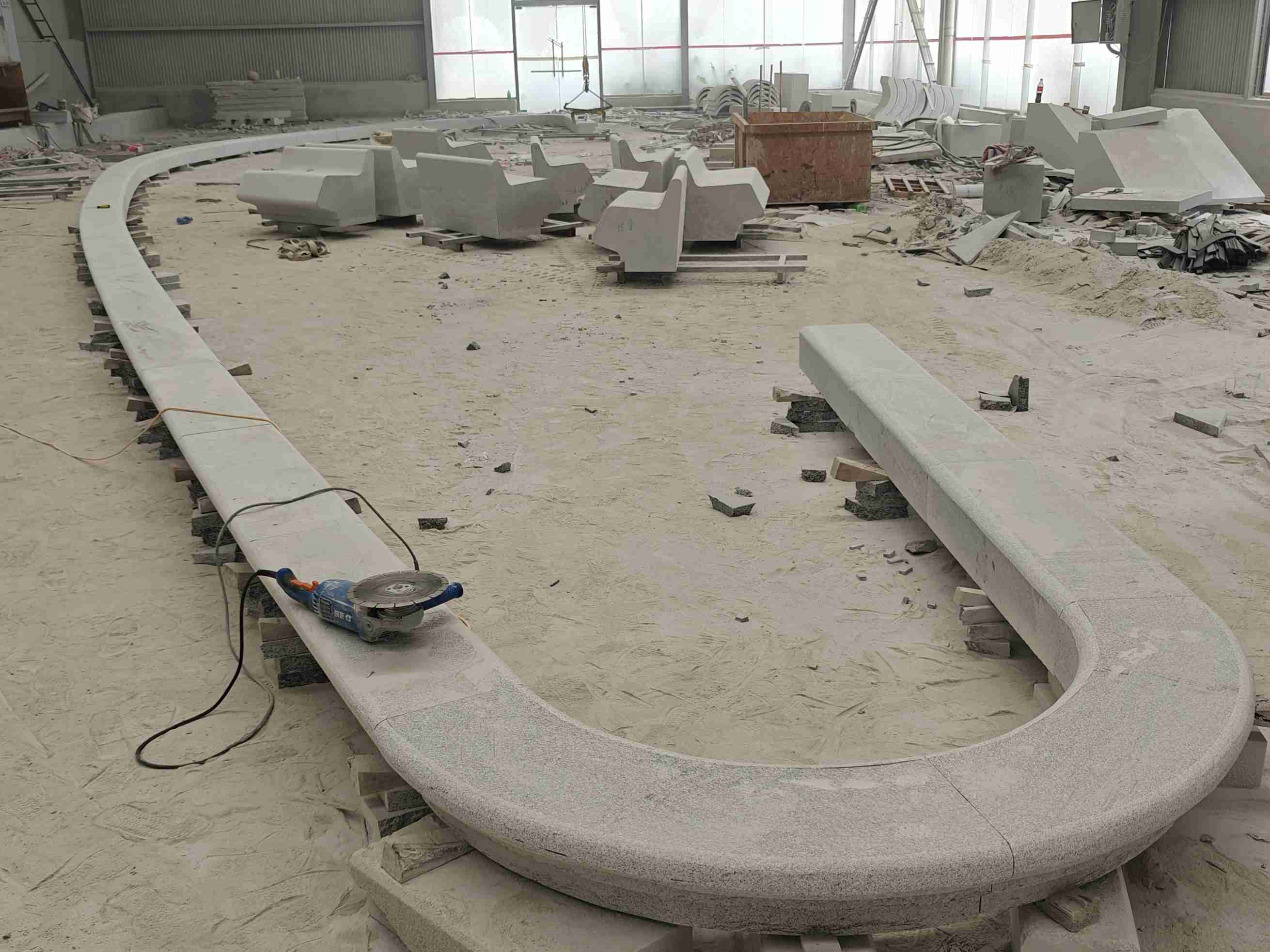 石嘴山 芝麻白花岗岩弧形花坛石，坐凳石