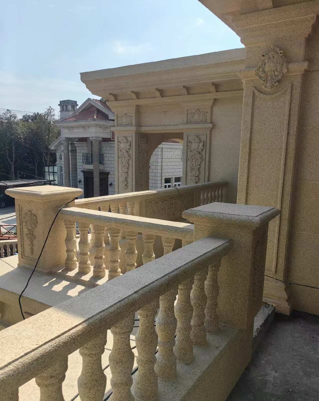 石嘴山 黄金麻别墅外墙干挂雕花配合阳台栏杆花瓶柱