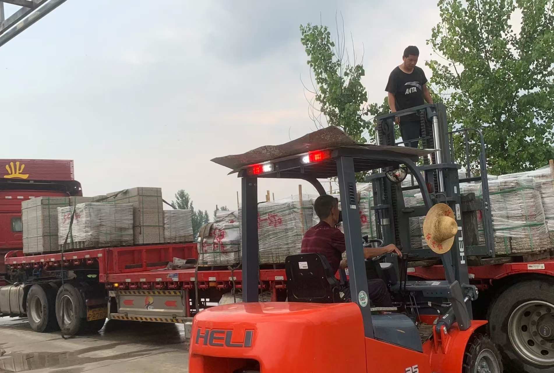 石嘴山 黄金麻冰裂纹，地铺石装车