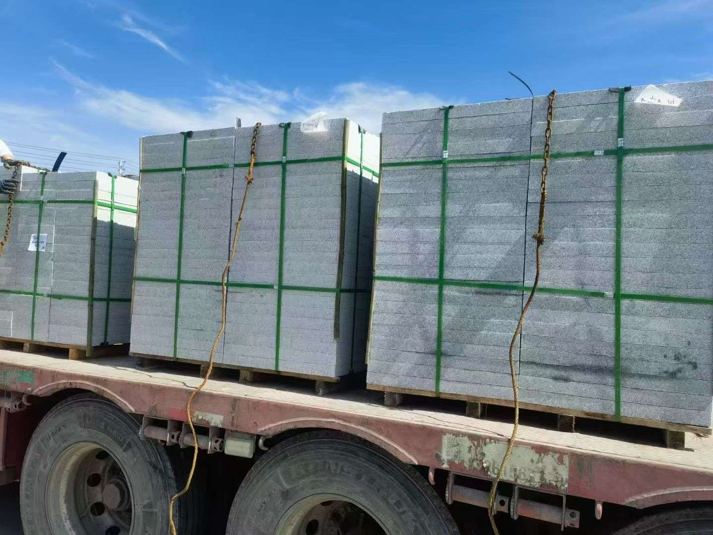 石嘴山 芝麻白花岗岩地铺石装车日常