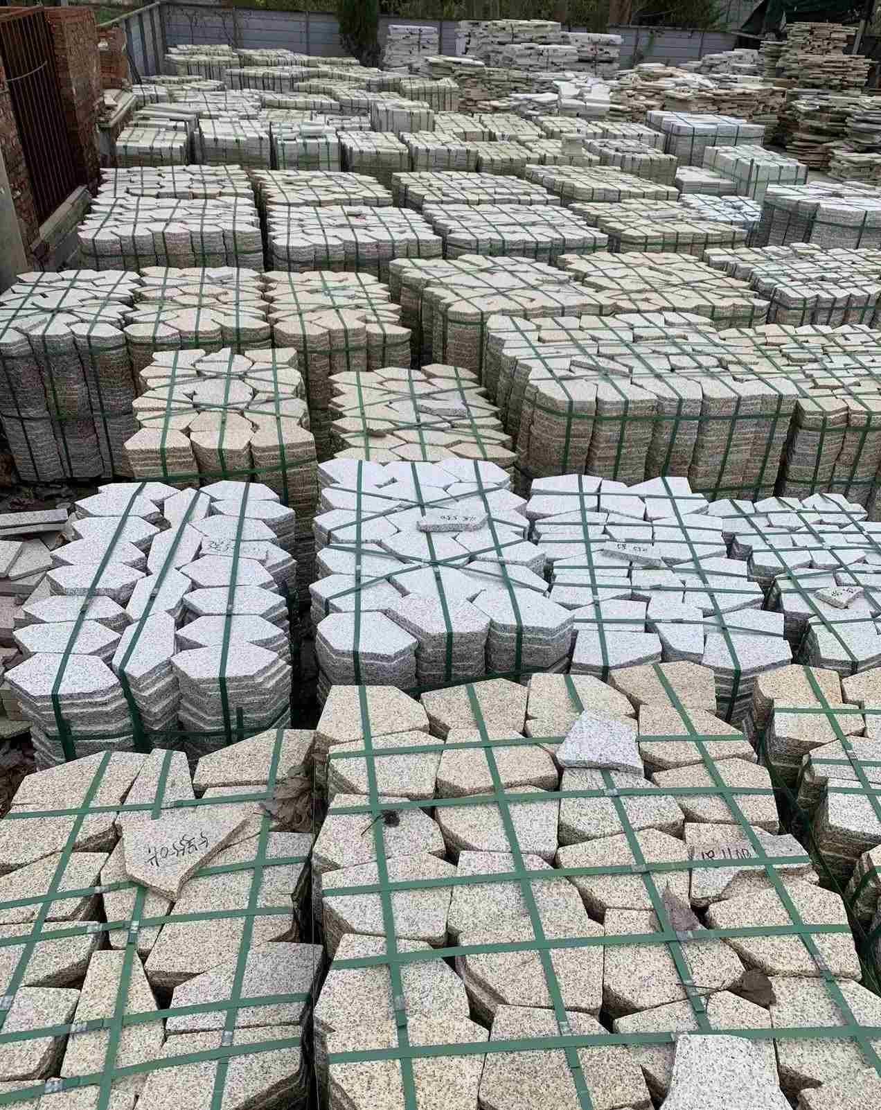 石嘴山 黄金麻白麻花岗岩荔枝面地铺石(冰裂纹)