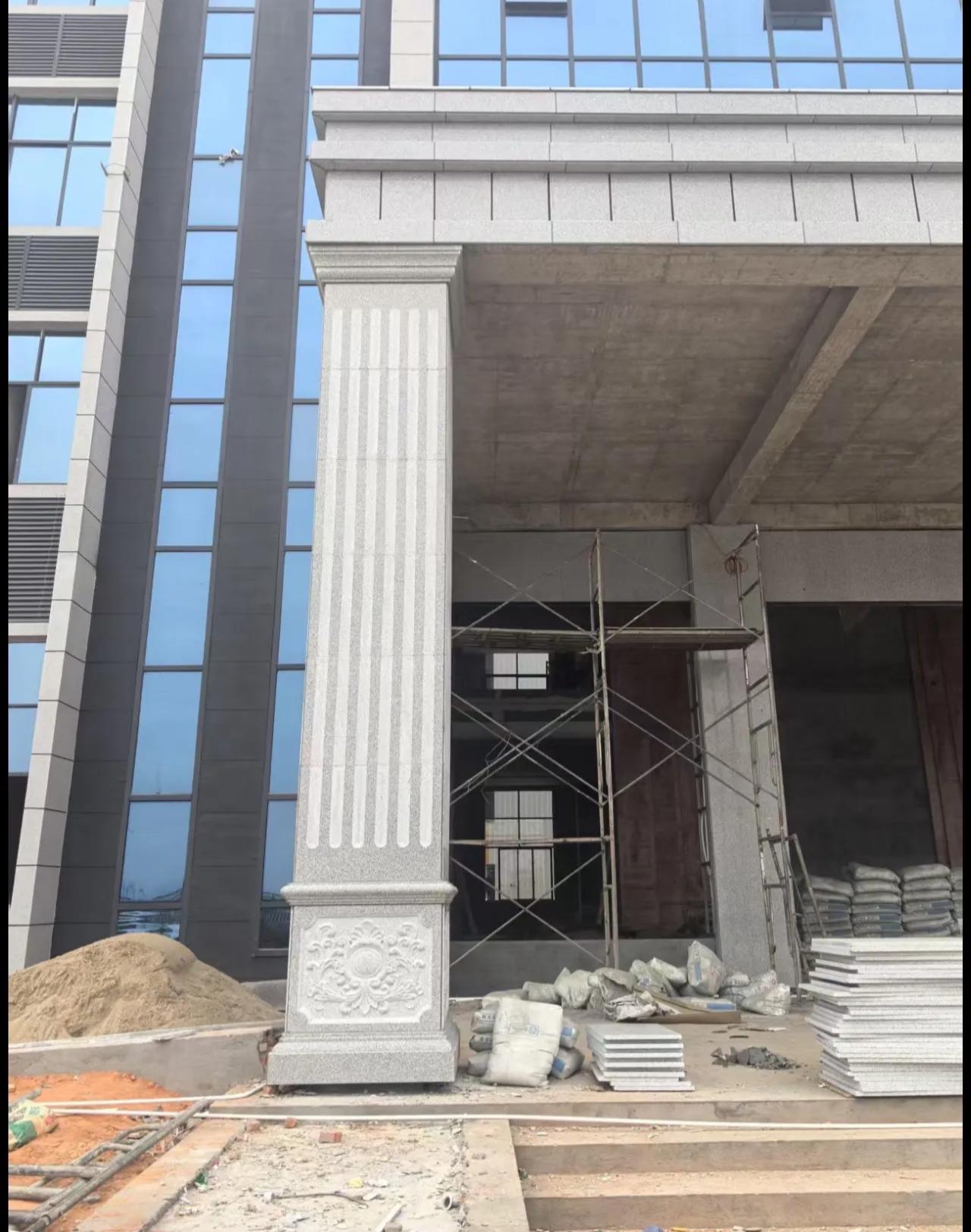 石嘴山 芝麻白光面花岗岩门楼大柱（罗马柱）配雕花底座