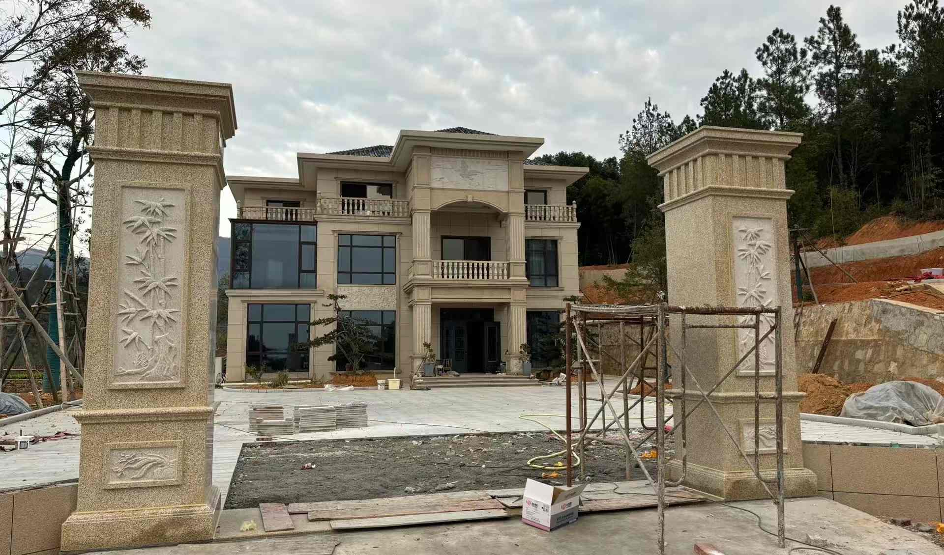 石嘴山 黄金麻花岗岩别墅雕花外墙干挂配上门口雕花罗马柱