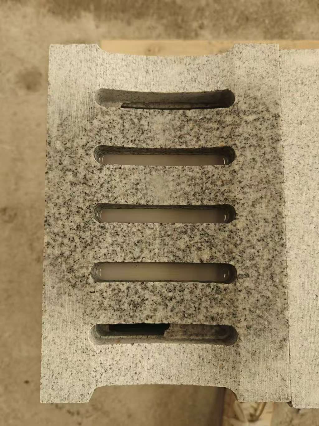 石嘴山 芝麻白拉丝面花岗岩U型开槽排水槽