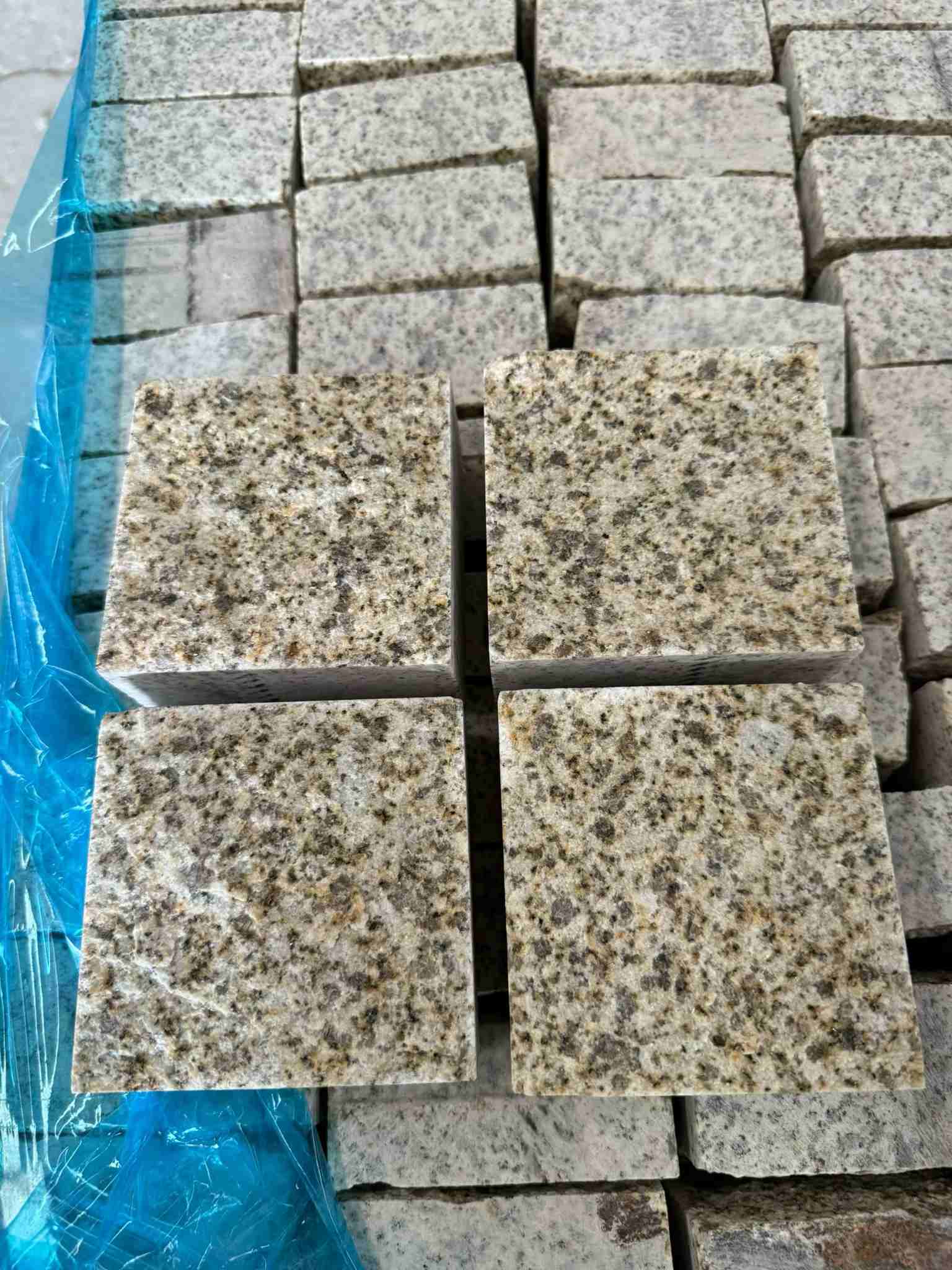 石嘴山 黄金麻花岗岩自然面小方块，弹石，马蹄石等