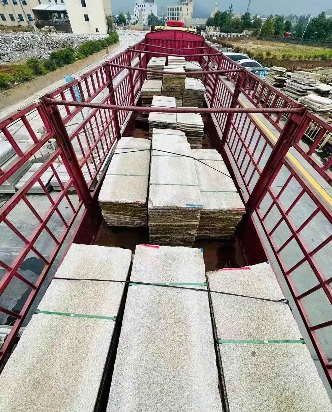 石嘴山 黄金麻花岗岩荔枝面，光面毛板装车完成