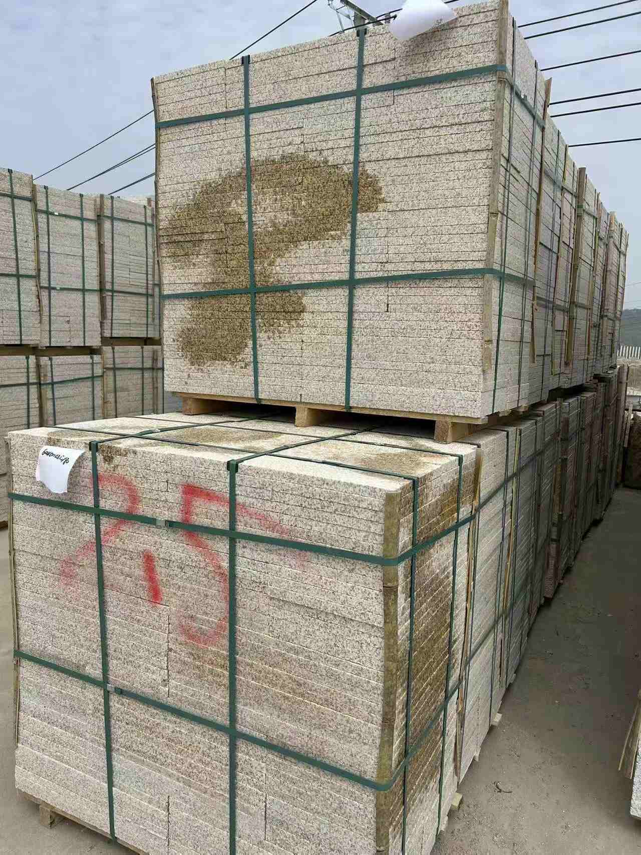 石嘴山 黄金麻花岗岩石材荔枝面地铺石2.5*300*600