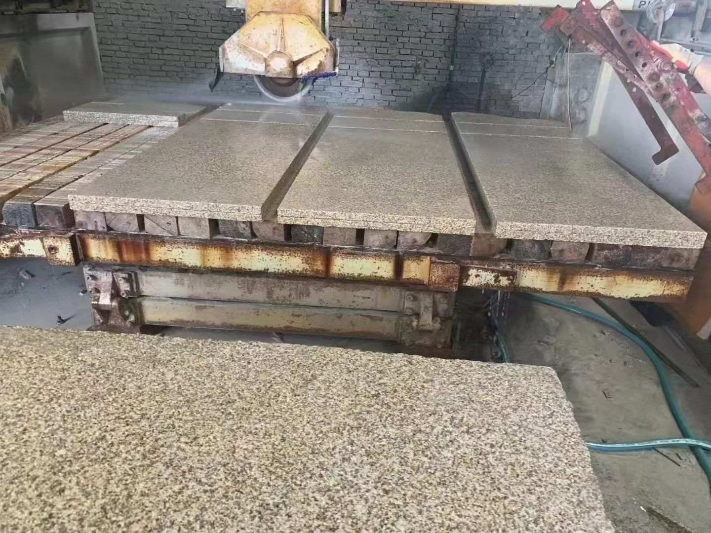 石嘴山 黄金麻荔枝面成品板加工