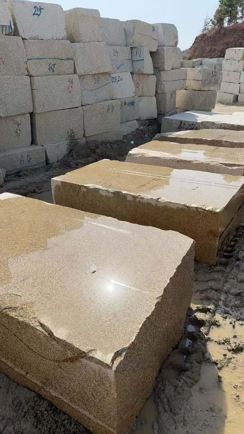 石嘴山 黄金麻方料堆场洗料分选中，原材料充足