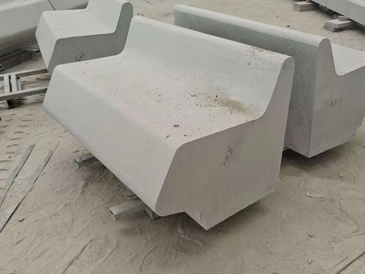 石嘴山 芝麻白花岗岩异形坐凳，石凳