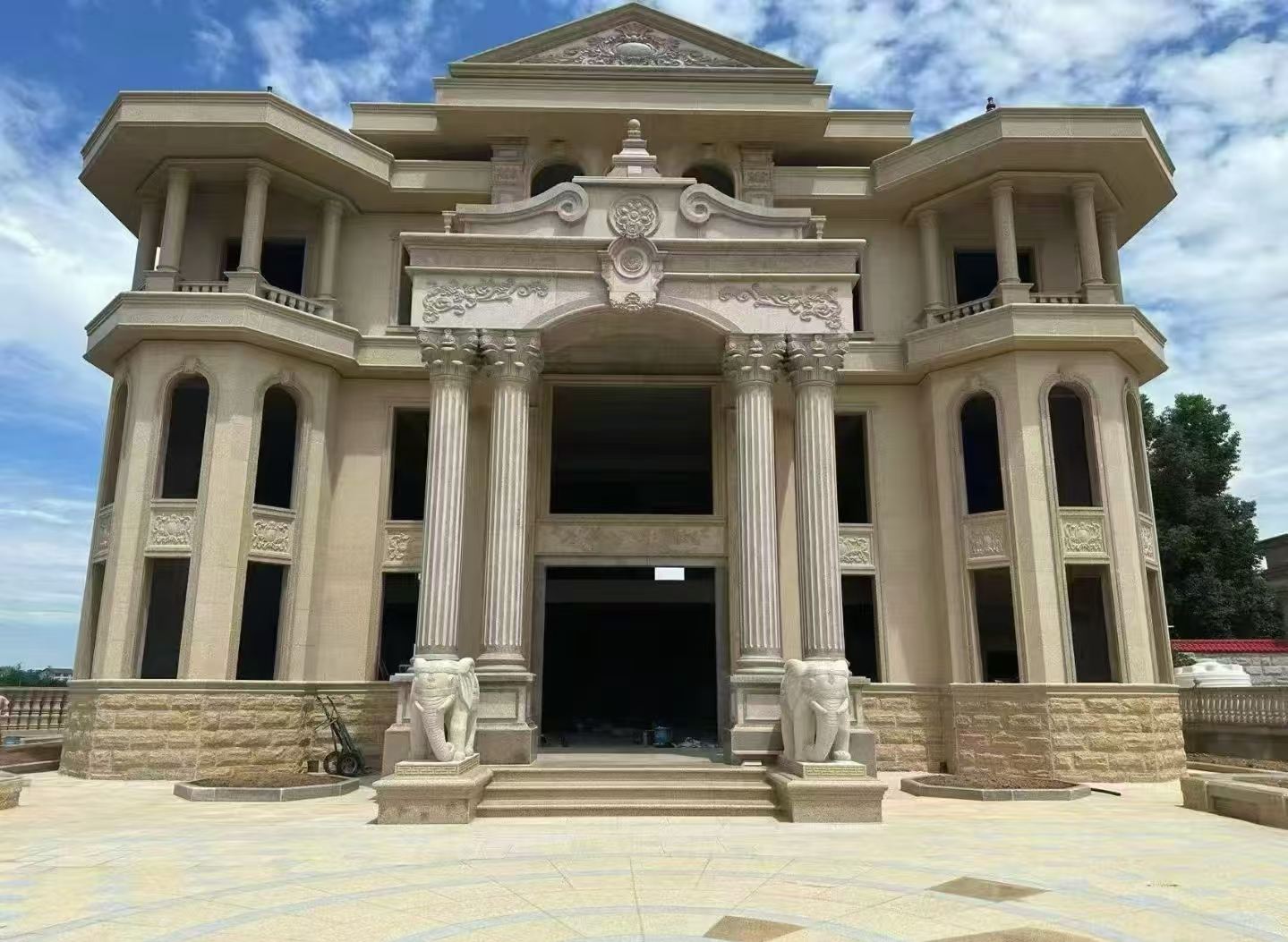 石嘴山 黄金麻别墅外墙干挂，大柱，大象，蘑菇石，雕花板