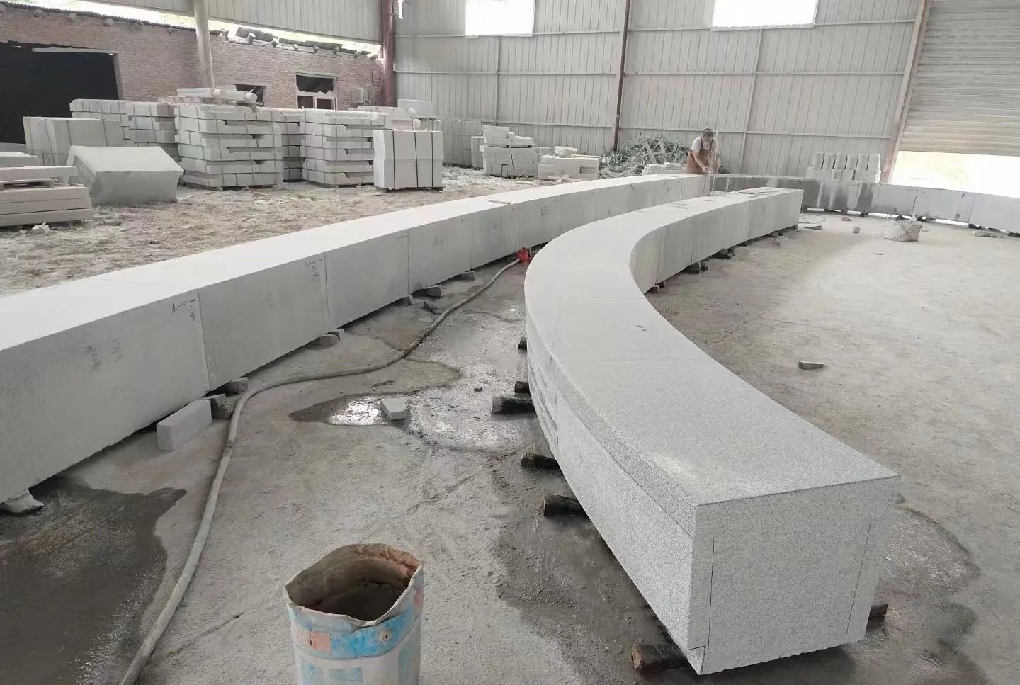 石嘴山芝麻白花岗岩石板材 园林光面弧形坐凳