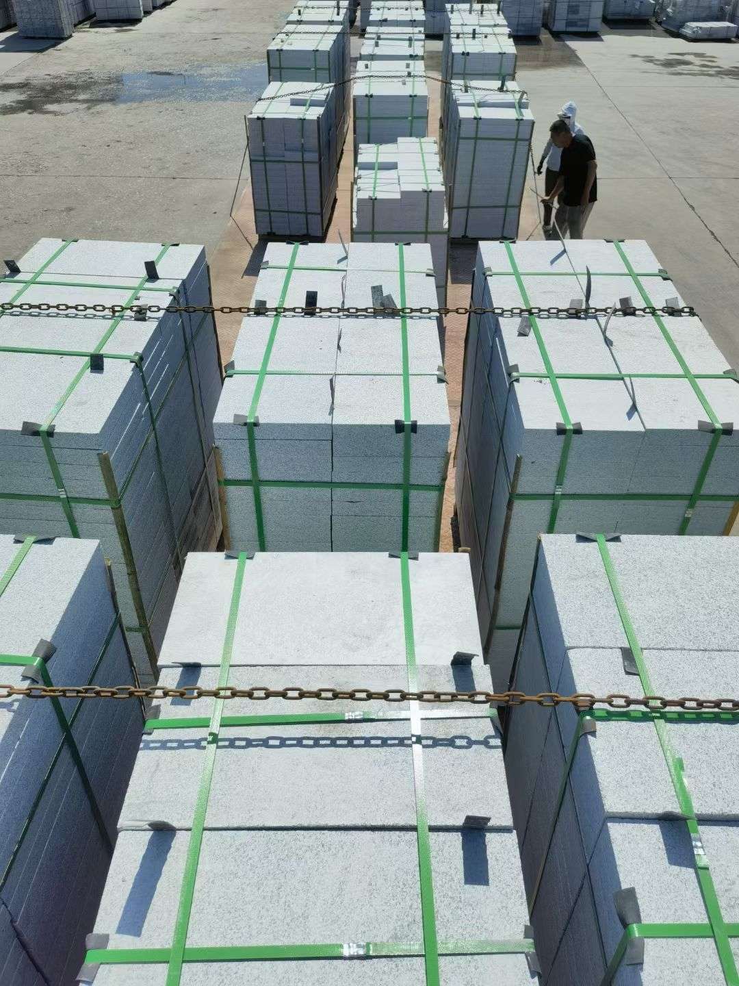 石嘴山 芝麻白花岗岩5公分地铺石 花岗岩厂家工厂装车日常